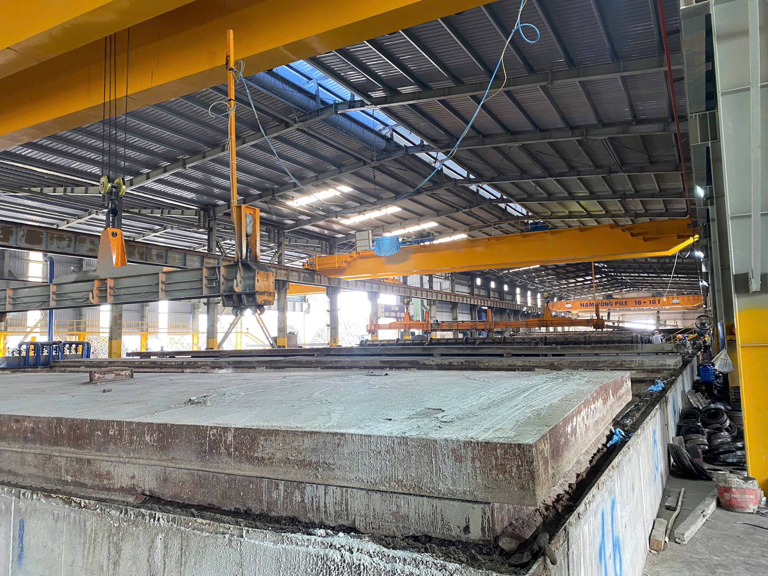 Bệ đúc và cầu trục tại nhà máy Nam Hồng